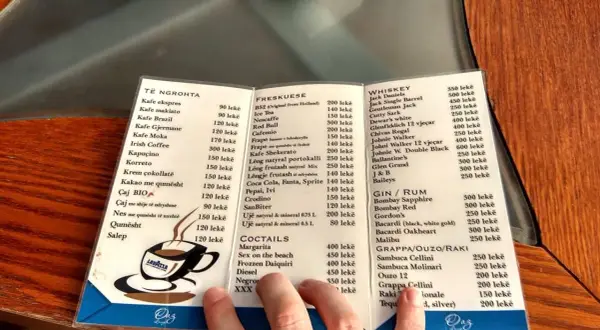 Menu z Albanii: ceny w restauracji. Kawa ekspres 90 lekë, koktajle od 400 lekë.
