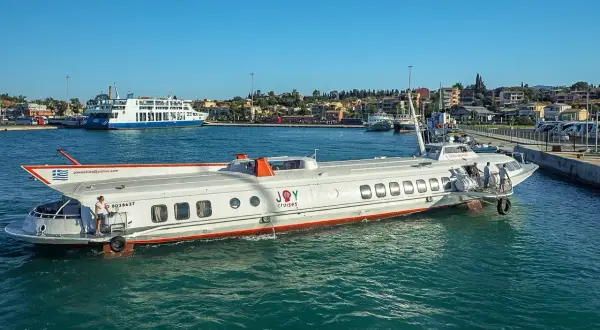 Hydrofoil "Joy Cruises" gotowy do rejsu z Korfu do Sarandy. W tle widać prom pasażerski.