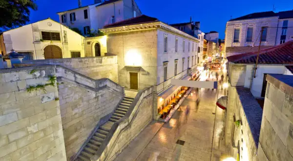 Wieczorny spacer po Zadarze. Kamienne schody i urokliwa uliczka z restauracjami, idealne miejsce dla każdego zadar przewodnik.