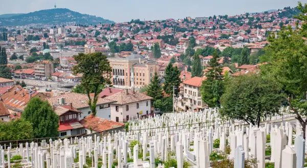 Sarajewo co zobaczyć: cmentarz Kovači z widokiem na miasto i wzgórza.
