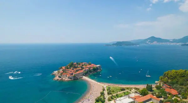 Czarnogóra jakie morze? Widok na wyspę Sveti Stefan i turkusowe wody Adriatyku.