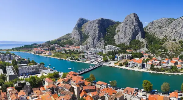 Widok na miasto Omis w Chorwacji z rzeką Cetina i górami. Czy w Chorwacji jest bezpiecznie? Tak, to spokojne miejsce na wakacje.