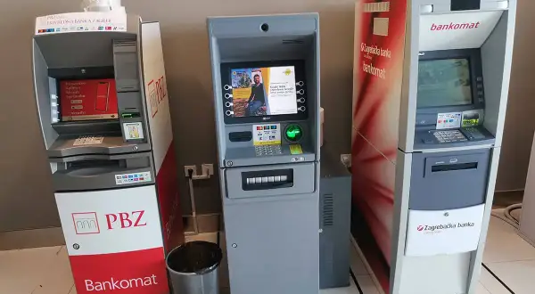 Bankomaty w Chorwacji: PBZ i Zagrebačka banka. Tutaj dowiesz się, czym płacić w Chorwacji i jak wypłacić pieniądze.
