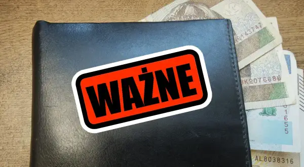 Czarny portfel z pieniędzmi i naklejką "WAŻNE". Może to być przypomnienie o konieczności zapłacenia podatku turystycznego.