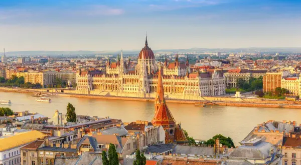 Budapeszt, perła Dunaju. Widok na Parlament i zabytkowe kamienice, idealne na węgry trasa.