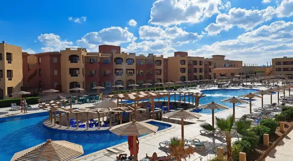 Casa Mare Resort (dawniej Royal Tulip Beach Resort) z basenami, leżakami i palmami pod błękitnym niebem.