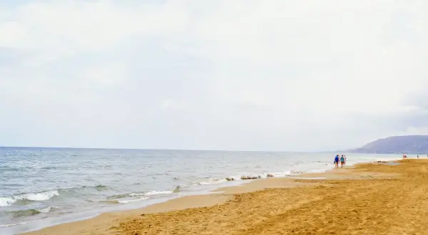 Spacerem po plaży na Zakynthos. Pogoda w maju sprzyja spacerom, choć niebo jest lekko zachmurzone.