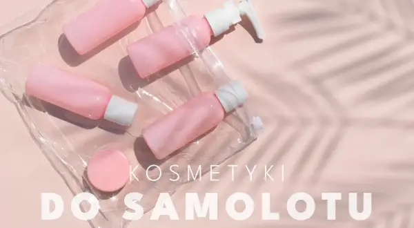 Różowe buteleczki kosmetyczne w przezroczystej kosmetyczce, idealne jako butelka filtrująca do samolotu.