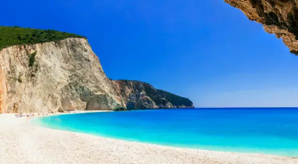 Rajska plaża na Lefkadzie, z białym żwirem i turkusową wodą. Warto zobaczyć!