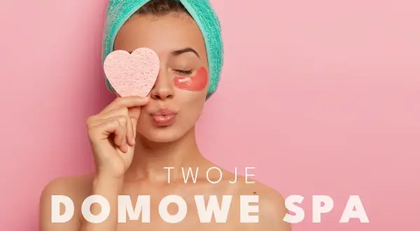 Kobieta z ręcznikiem na głowie i płatkami pod oczy trzyma serduszko. Czas na **dobre spa** w domu!