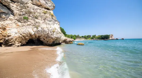 Bułgaria najpiękniejsze plaże: skaliste wybrzeże, piaszczysta plaża i krystalicznie czysta woda Morza Czarnego.