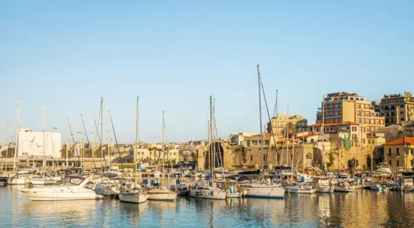 Heraklion co zobaczyć: malowniczy port z żaglówkami i zabytkową architekturą.