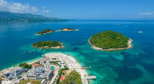 Albania, Ksamil. W marcu pogoda już zachęca do plażowania, widać turkusowe morze i zielone wyspy.