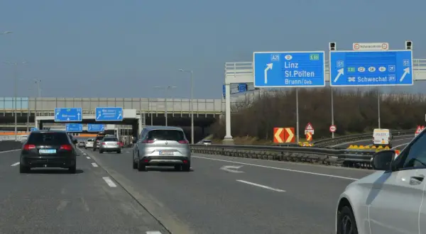 Na autostradzie w Austrii, znaki drogowe wskazują kierunki do Linzu, St. Pölten i Wiednia. Jak sprawdzić ważność winiety Austria?