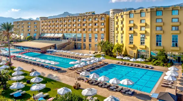Luksusowy hotel na Cyprze z basenami i leżakami, idealny na wakacje all inclusive.