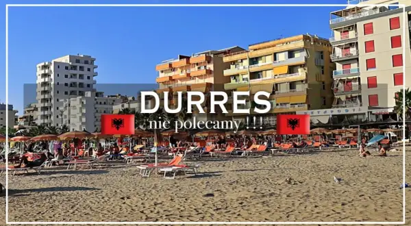 Plaża w Durrës, Albania. Widok na hotele i leżaki. Napis "DURRES nie polecamy !!!" i flaga Albanii.