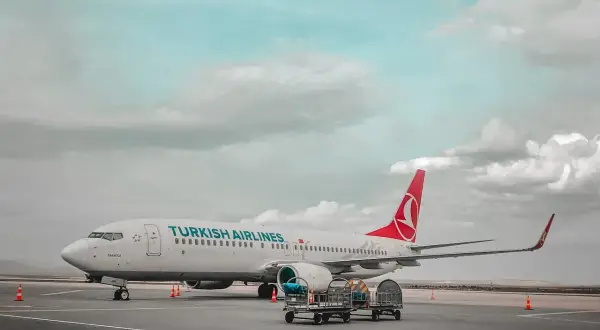Samolot czarterowy Turkish Airlines na płycie lotniska, gotowy do podróży.