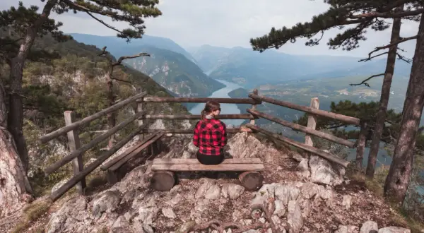 Widok na rzekę z punktu widokowego w Serbii. Idealne miejsce, by zobaczyć, co Serbia ma do zaoferowania.
