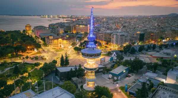 Wieża w Salonikach nocą. Czy warto odwiedzić to miasto? Widok na morze, Białą Wieżę i nowoczesną architekturę.