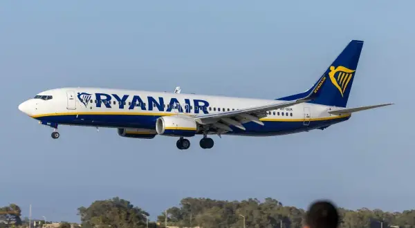 Samolot Ryanair ląduje, a ja zastanawiam się, ile przed odlotem otwierają bramki.