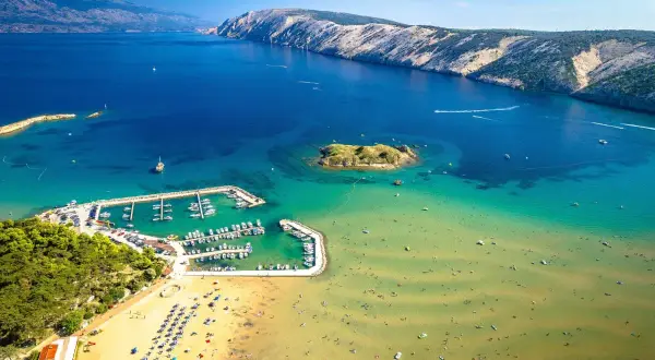 Idealne miejsce na wakacje: Chorwacja z dziećmi! Piaszczysta plaża, turkusowa woda i mnóstwo słońca.