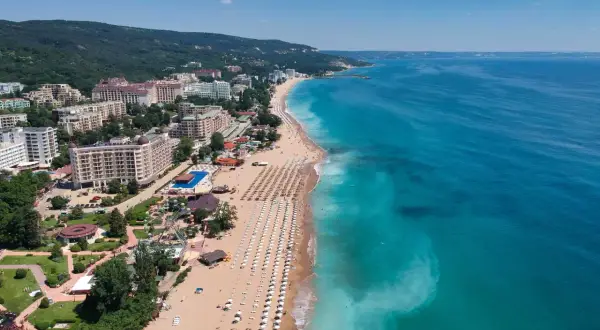 Bułgaria, Złote Piaski: widok z lotu ptaka na szeroką plażę z leżakami, hotele i park rozrywki. Atrakcje dla każdego!