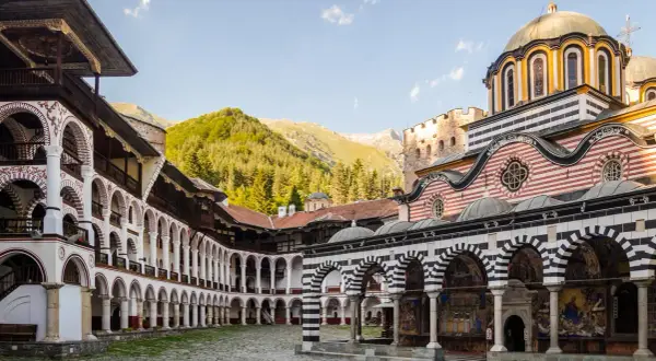 Rila Monastery, Bułgaria. Wrzesień to idealny czas na zwiedzanie, gdy temperatura jest przyjemna, a góry zachwycają zielenią.