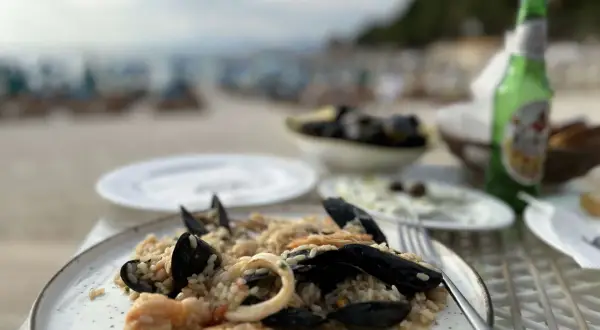 Pyszne risotto z owocami morza i mule w jednej z saranda restauracji, z widokiem na plażę i morze.