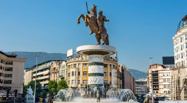 Pomnik Wojownika na koniu, fontanny i kolorowe budynki tworzą imponujący widok na skopje atrakcje.