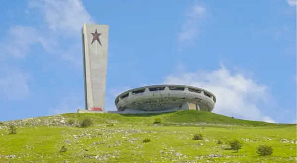 Monument Buzłudża, jeden z najbardziej niezwykłych zabytków Bułgarii, góruje na wzgórzu.