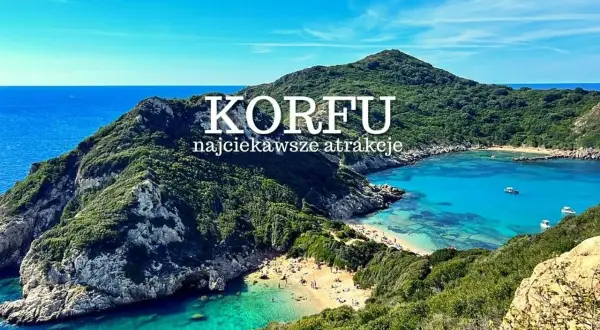 Widok na zatokę z turkusową wodą i plażą, otoczoną zielonymi wzgórzami. Korfu atrakcje, które zachwycają.