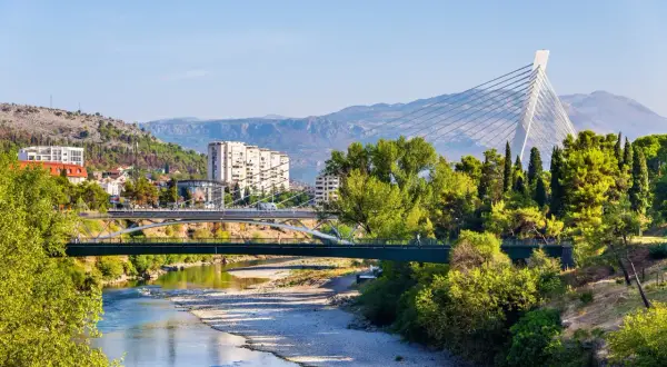 Most Podgorica atrakcje to mosty nad rzeką Moracza, z nowoczesnym Mostem Milenijnym w tle.