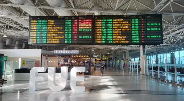 Tablica odlotów na lotnisku pokazuje, co po kolei na lotnisku: loty do Pragi, Berlina, Hanoweru, Edynburga, Londynu, Madrytu, Manchesteru, Amsterdamu i Gran Canarii.