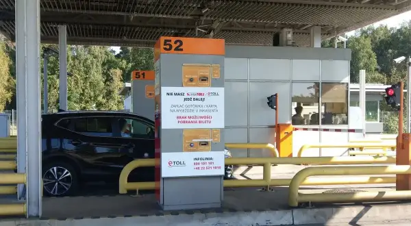 Na bramkach autostradowych można zapłacić kartą lub gotówką u inkasenta. Nie ma możliwości pobrania biletu.