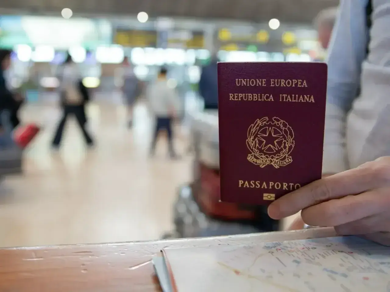 W podróży do Węgier, czy na Węgry potrzebny jest paszport? Włoski paszport w dłoni, gotowy do przekroczenia granicy.