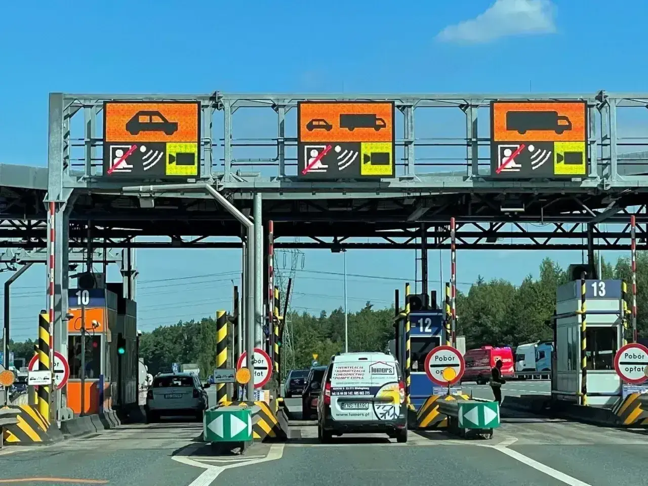 Na bramkach widać znaki informujące o tym, ile kosztują bramki dla samochodów i ciężarówek.