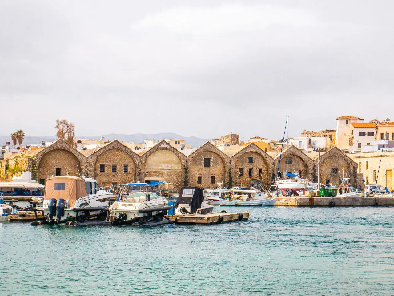 Port w Chanii, z łodziami i zabytkowymi budynkami, to jedna z głównych atrakcji miasta.