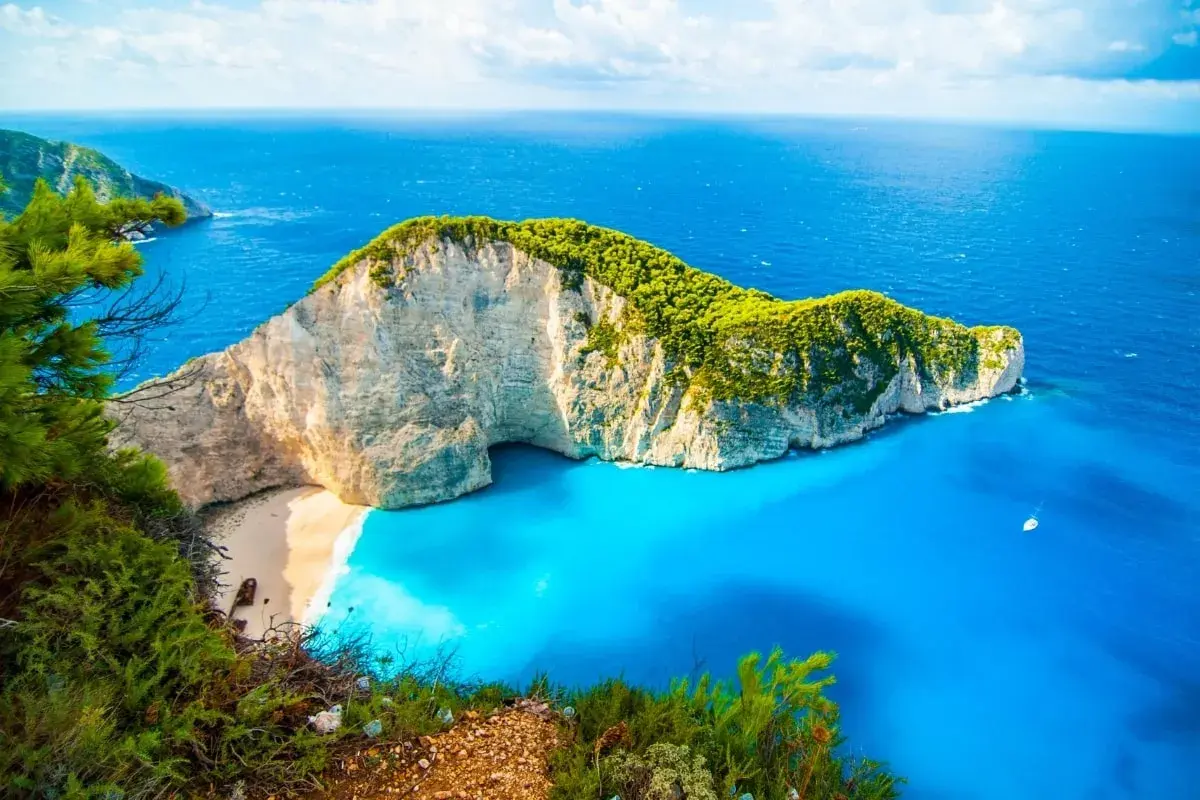 Navagio Beach, Zakynthos – jedno z najpiękniejszych miejsc w Grecji. Białe klify, turkusowa woda i wrak statku tworzą rajski krajobraz.