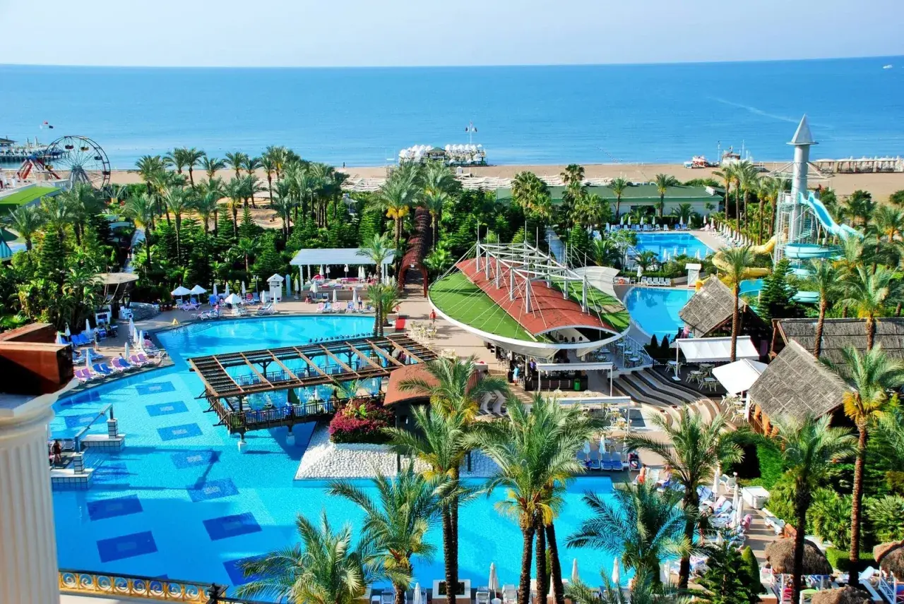 Luksusowy resort Delphin Diva z basenami, zjeżdżalniami i widokiem na morze. Idealne miejsce na wakacje.