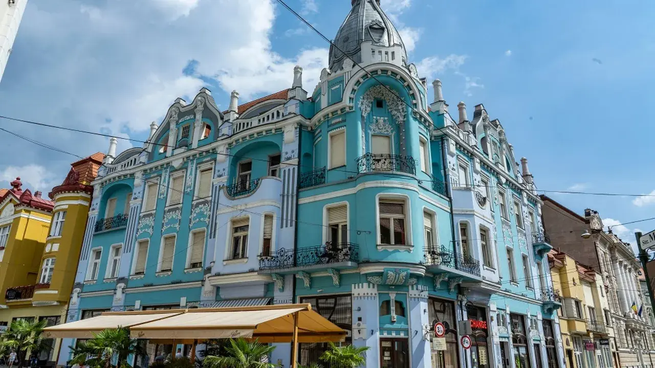 Piękne, błękitne kamienice w stylu secesyjnym zdobią ulicę w Oradea, Rumunia.