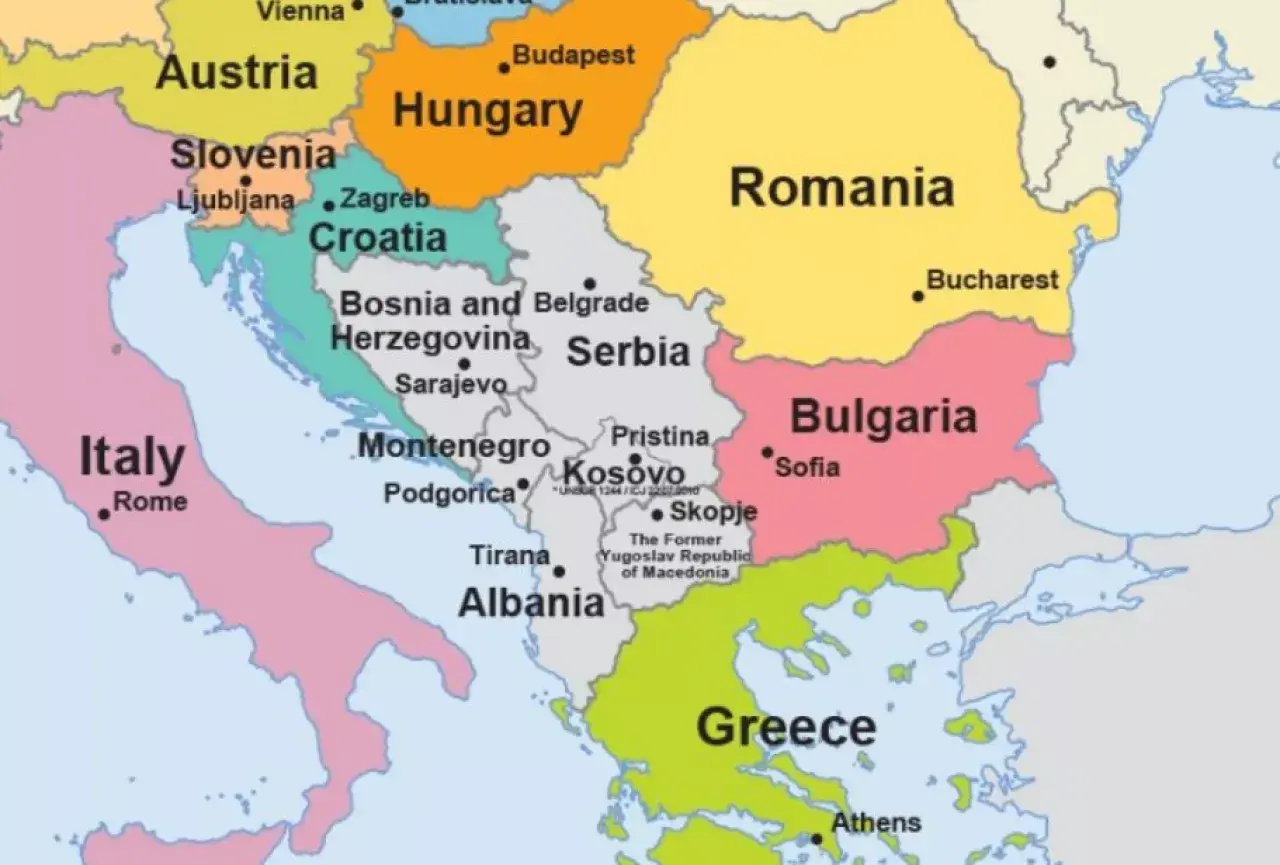 Mapa polityczna Europy Środkowo-Południowej. Widoczne kraje bałkańskie: Słowenia, Chorwacja, Bośnia i Hercegowina, Serbia, Czarnogóra, Kosowo, Albania, Macedonia Północna, Bułgaria, Grecja.