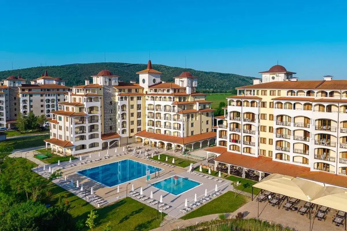 Luksusowy hotel z basenami i leżakami, idealny na wakacje all inclusive w Bułgarii.