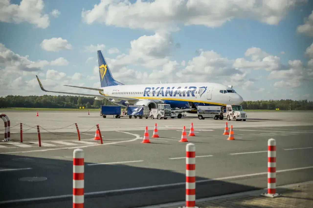 Samolot Ryanair na płycie lotniska, przygotowywany do lotu. Zastanawiasz się, ile wcześnie być na lotnisku?