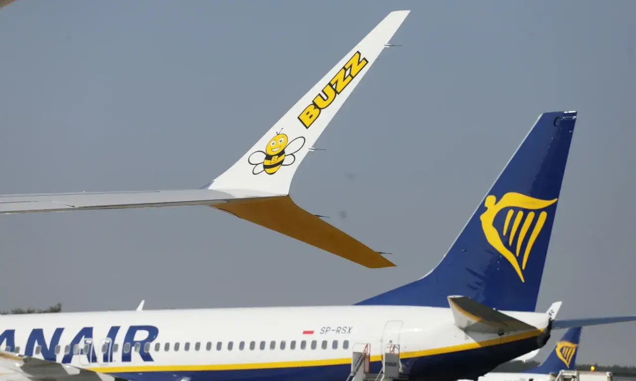Samolot Buzz z pszczółką i samolot Ryanair. Lot rejsowy a czarterowy - oba lecą.