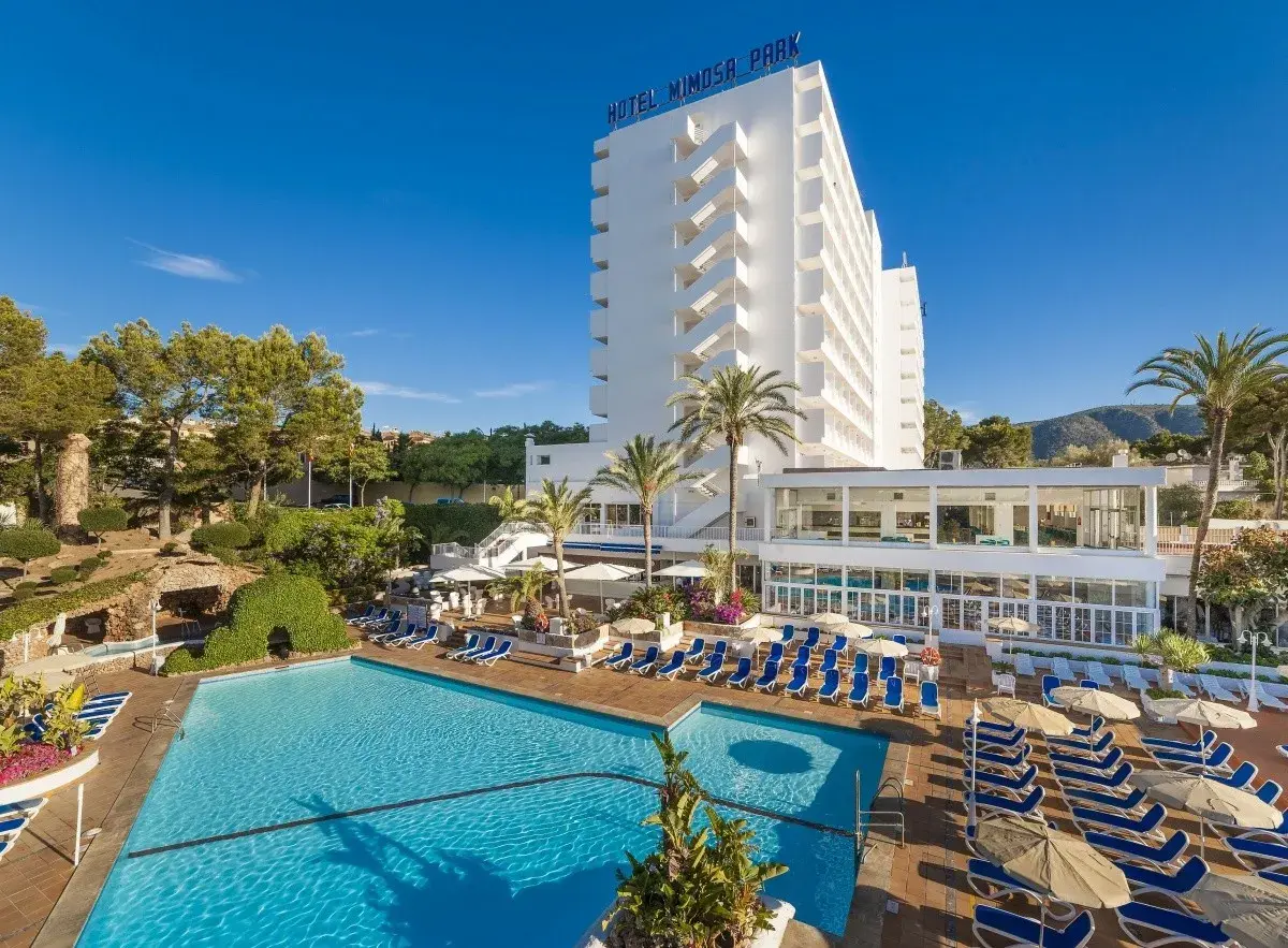 Hotel Mimosa Park z basenem i leżakami, idealne miejsce na wakacje.