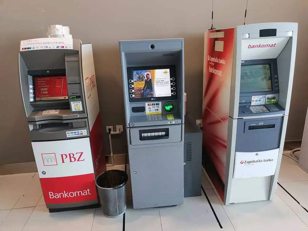 Bankomaty w Chorwacji: PBZ i Zagrebačka banka. Tutaj dowiesz się, czym płacić w Chorwacji i jak wypłacić pieniądze.