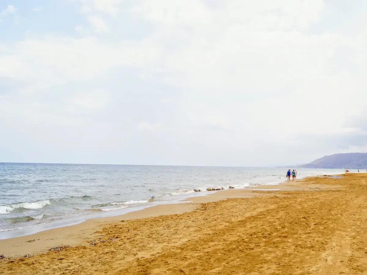 Spacerem po plaży na Zakynthos. Pogoda w maju sprzyja spacerom, choć niebo jest lekko zachmurzone.