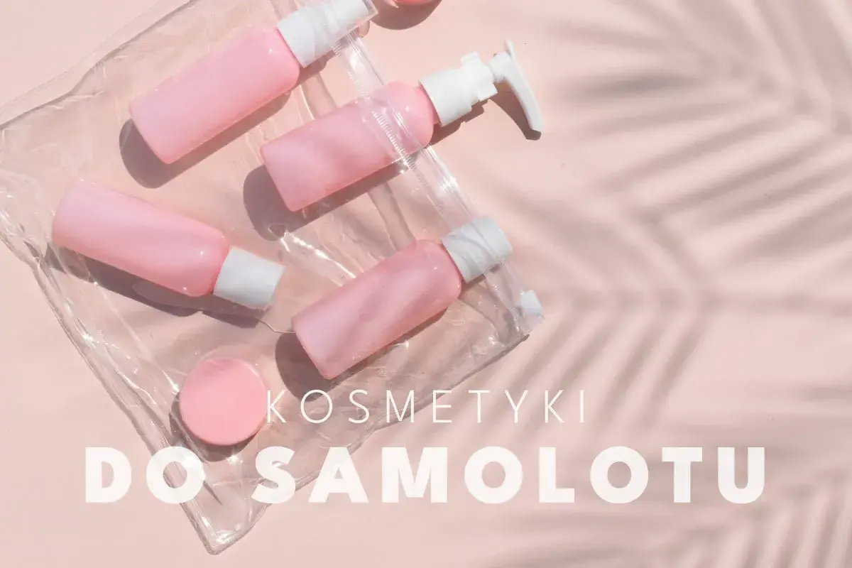 Różowe buteleczki kosmetyczne w przezroczystej kosmetyczce, idealne jako butelka filtrująca do samolotu.