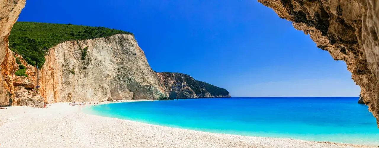 Rajska plaża na Lefkadzie, z białym żwirem i turkusową wodą. Warto zobaczyć!
