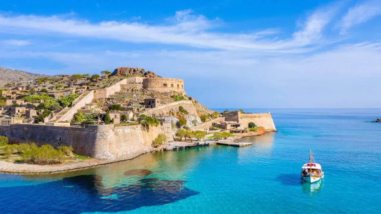 Spinalonga, Kreta. Idealna grecja temperatura październik, błękitne morze i zabytkowa twierdza.